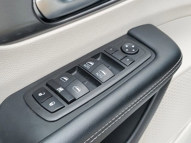 Used 2023 Chrysler Pacifica Touring-L FWD image 21