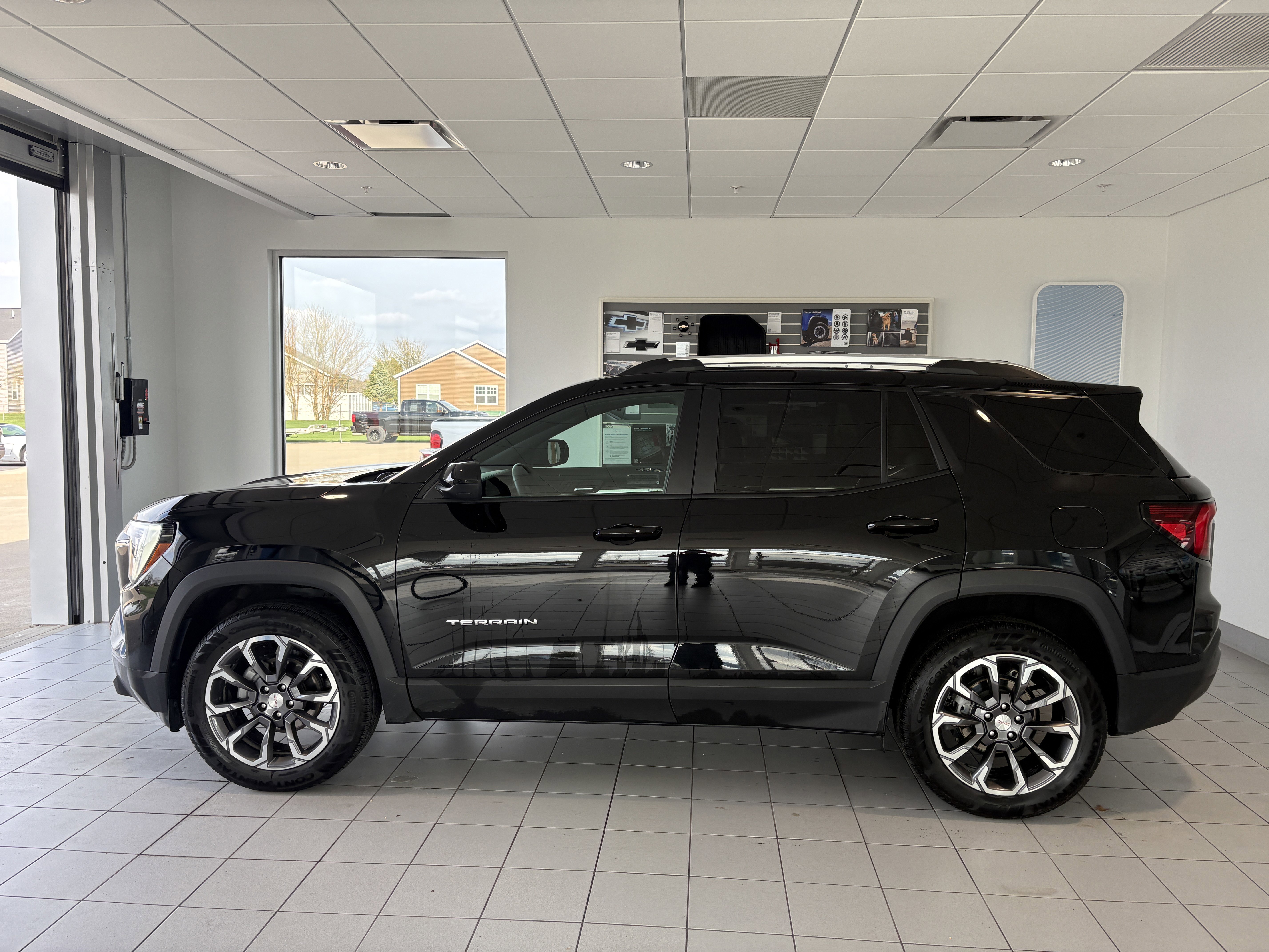 Used 2025 GMC Terrain Elevation w/ Elevation Premium Package AWD/4WD image 2