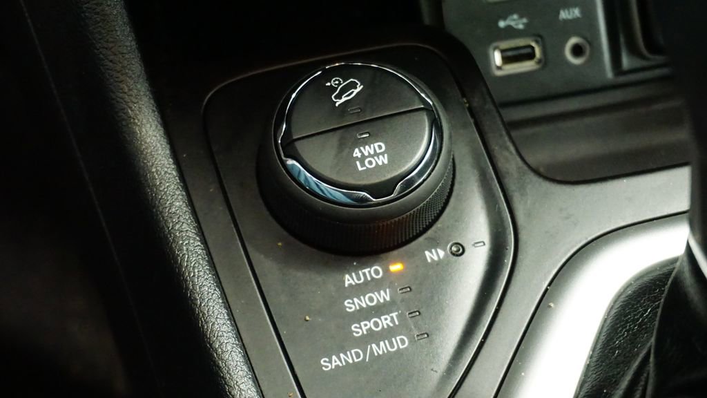 Used 2016 Jeep Cherokee Overland w/ Technology Group image 28