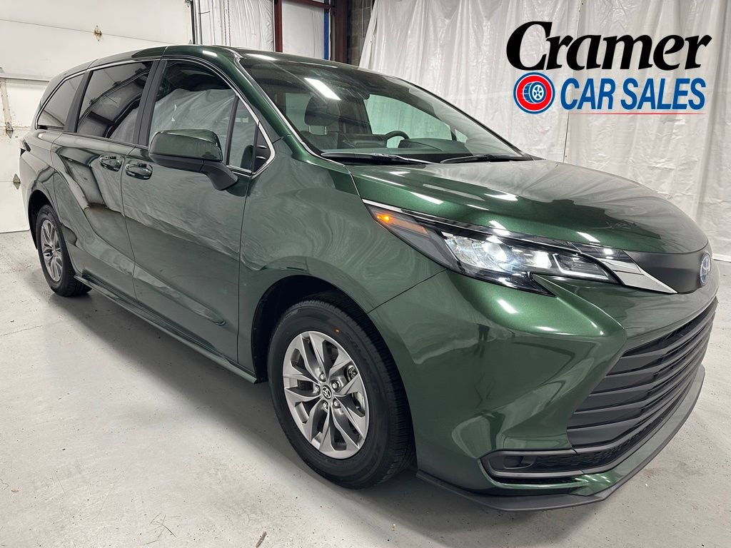 Used 2025 Toyota Sienna LE FWD image 1