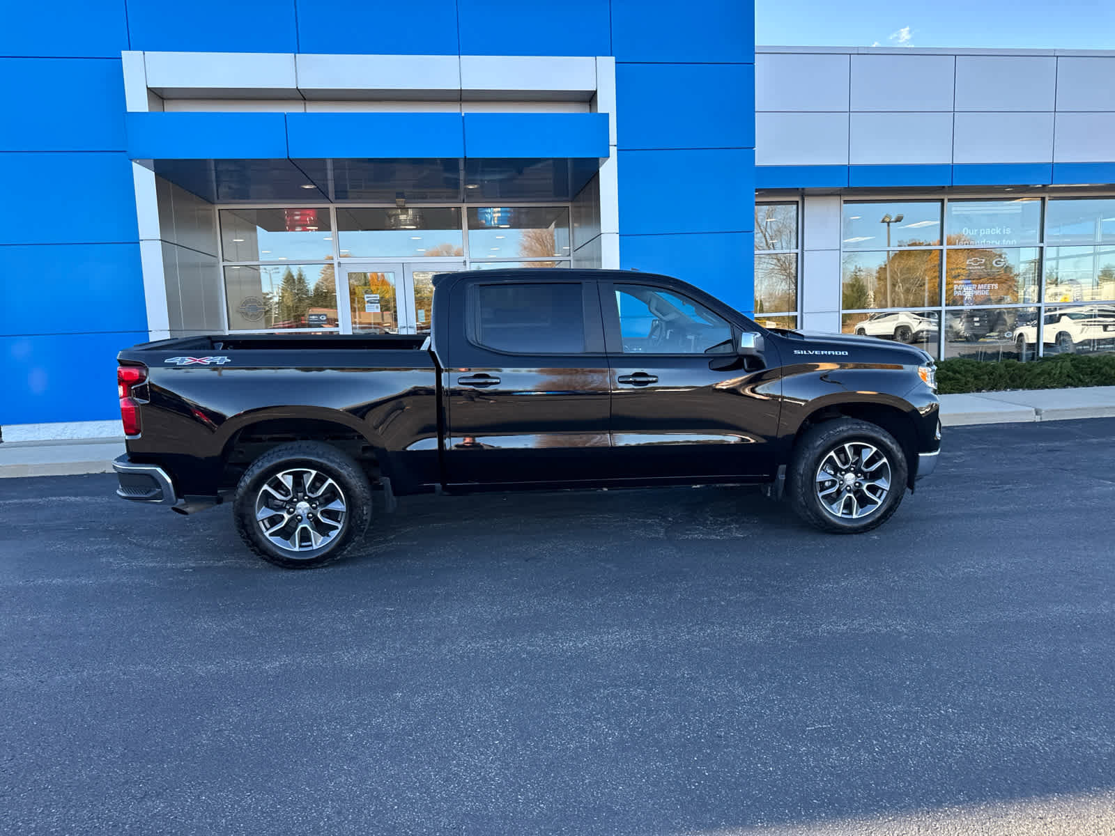 Used 2022 Chevrolet Silverado 1500 LT image 3