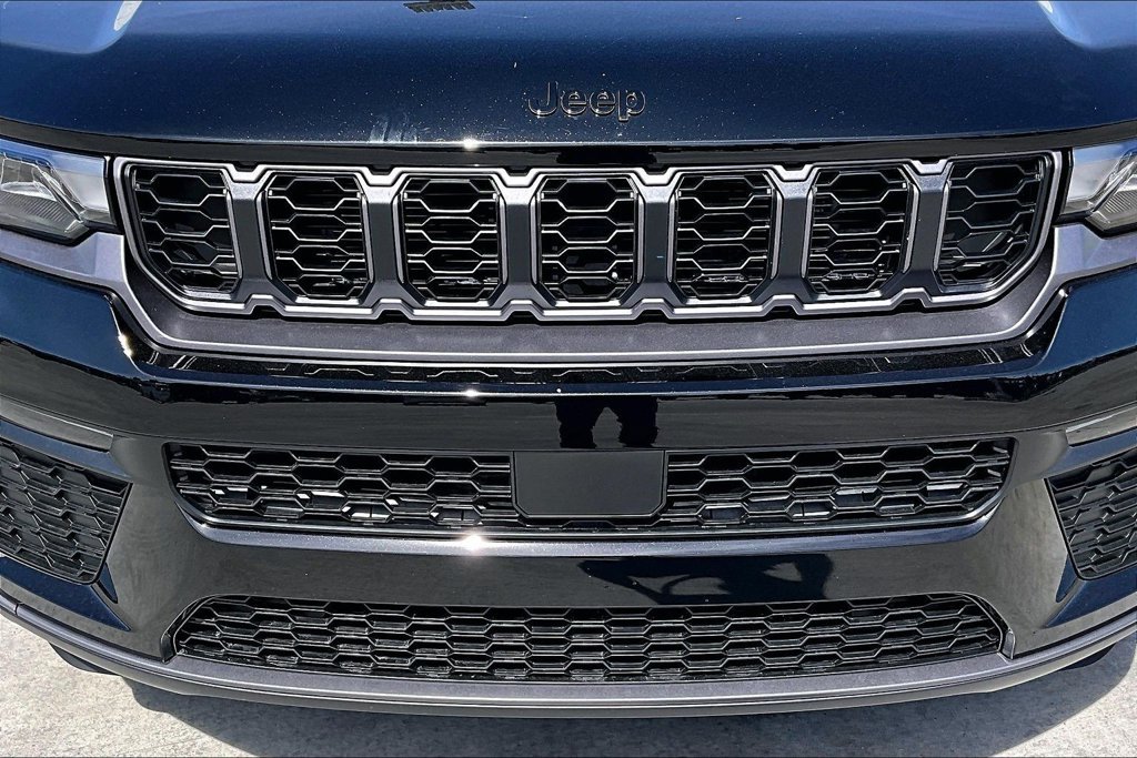 New 2026 Jeep Grand Cherokee Limited w/ Limited Altitude Package AWD/4WD image 29