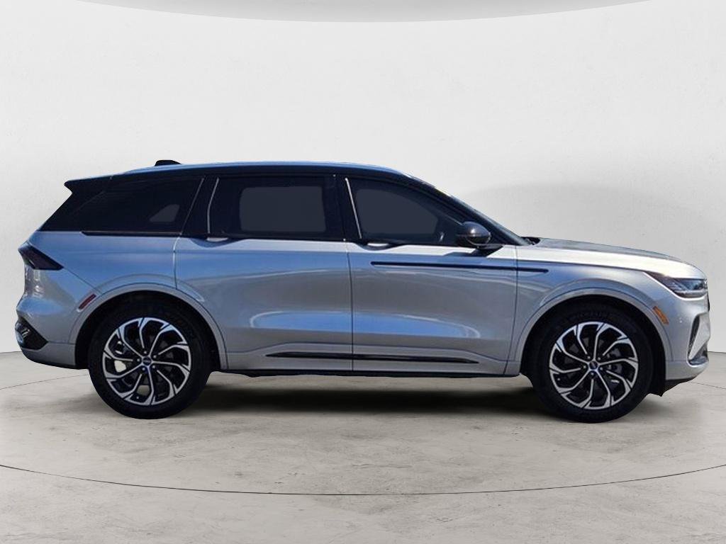 Used 2025 Lincoln Nautilus Reserve AWD/4WD image 2
