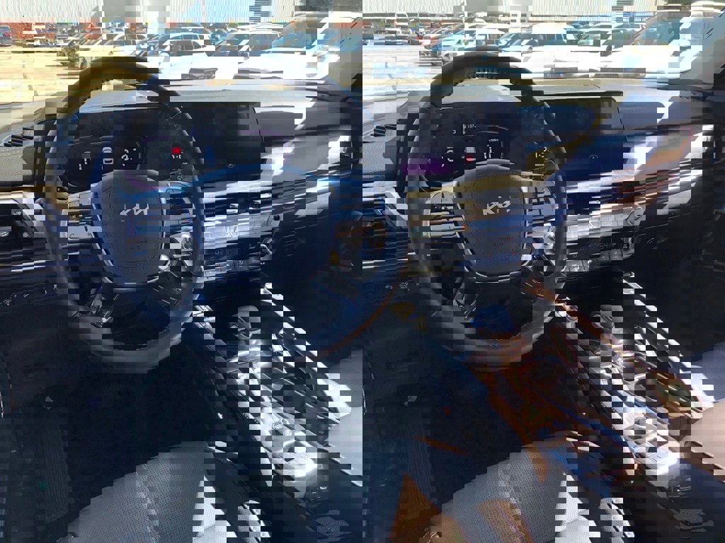 Used 2024 Kia Telluride EX w/ EX Captain's Chair Package image 16