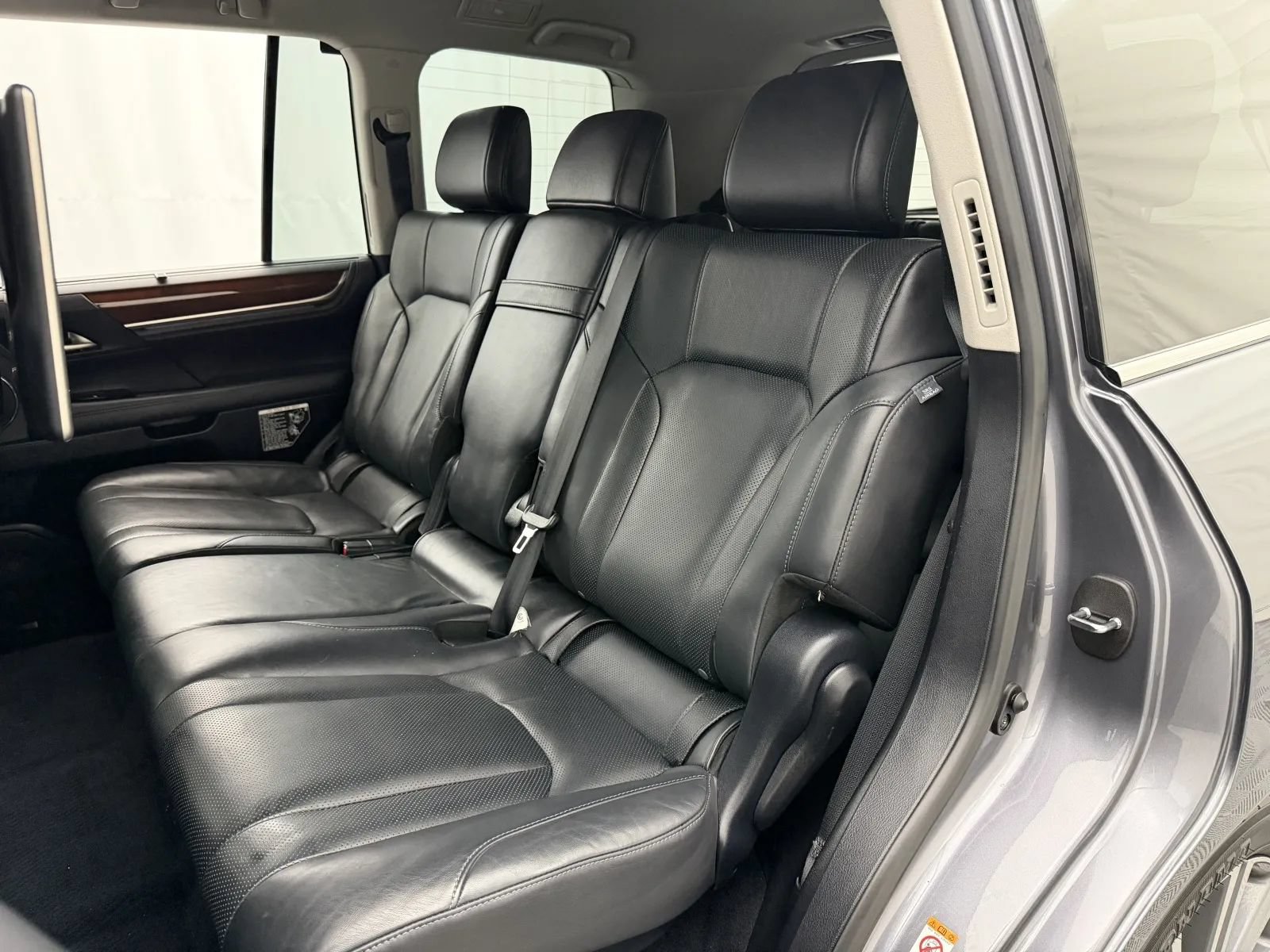 Used 2016 Lexus LX 570 4WD w/ Luxury Package image 28