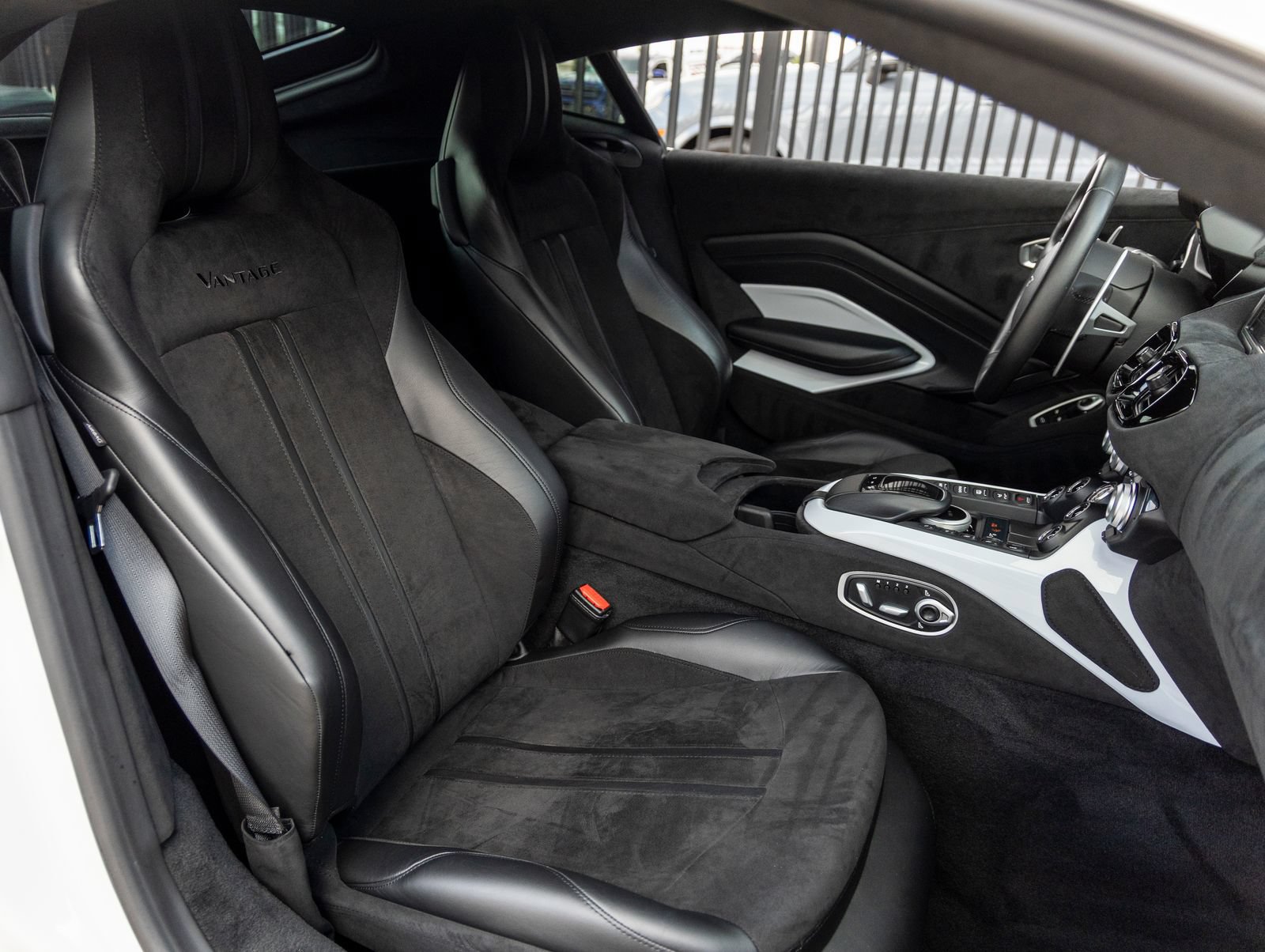 Used 2019 Aston Martin V8 Vantage Coupe RWD image 36