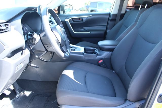 Used 2020 Toyota RAV4 LE w/ Carpet Mat Package AWD/4WD image 31