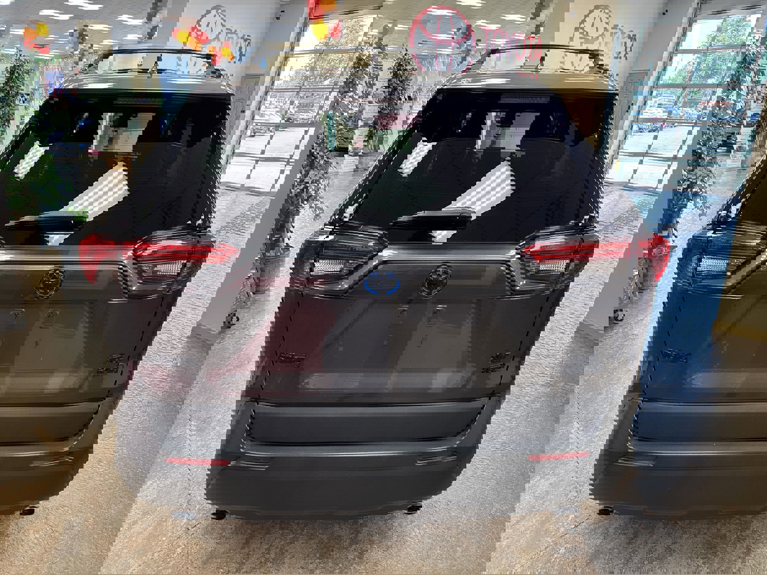 Used 2022 Toyota RAV4 XLE w/ XLE Grade Weather Package image 9