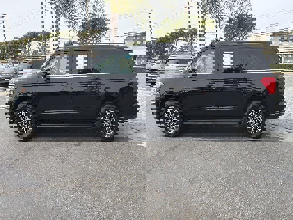 Used 2024 Ford Expedition Max XLT image 3