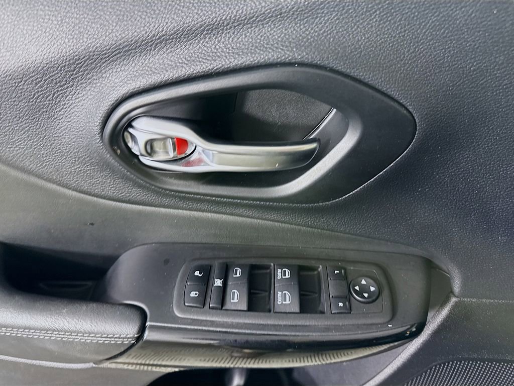 Used 2023 Jeep Cherokee Altitude Lux image 23