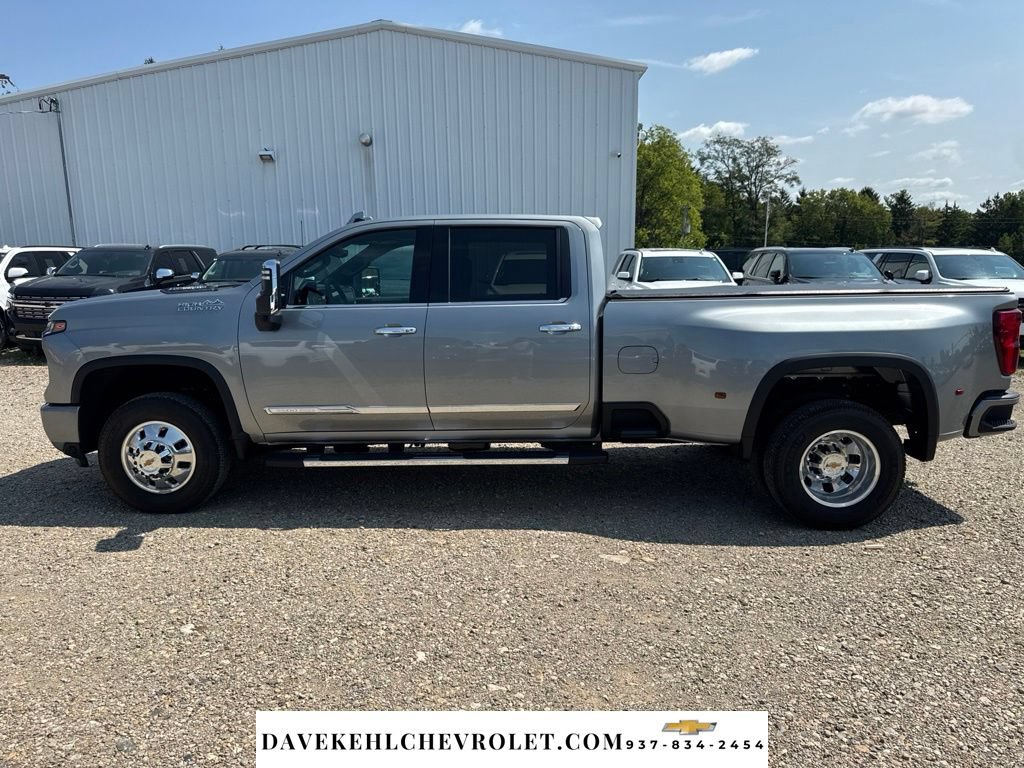 Used 2025 Chevrolet Silverado 3500 High Country w/ High Country Premium Package AWD/4WD image 2