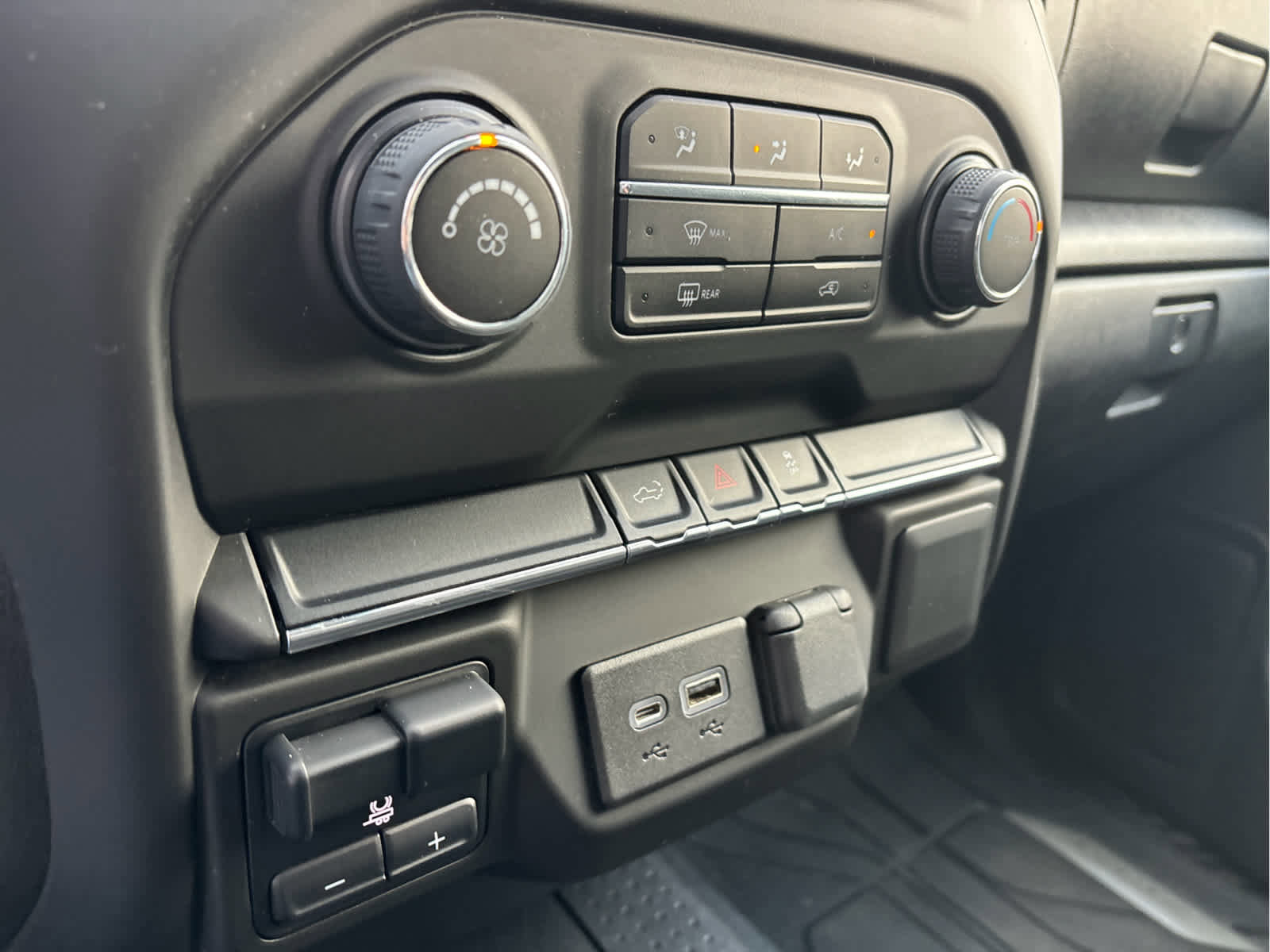 Used 2022 Chevrolet Silverado 2500 Custom w/ Custom Value Package image 15