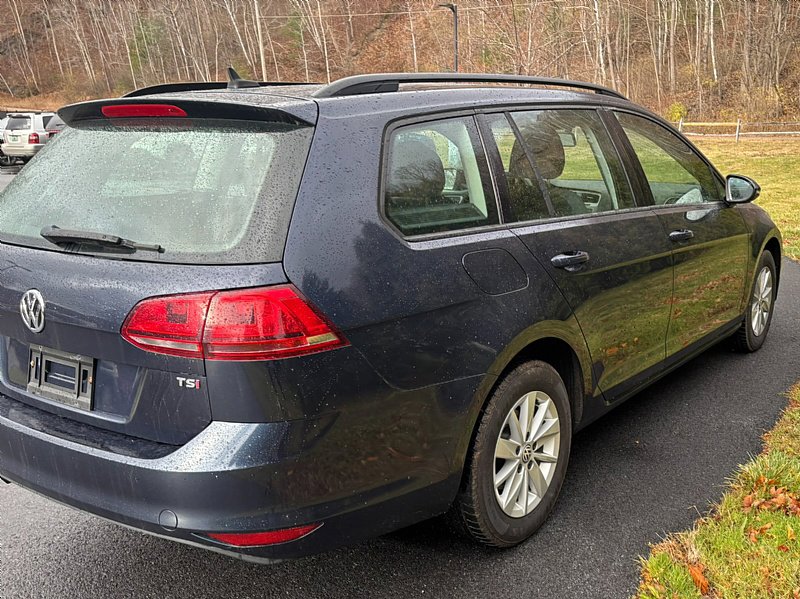 Used 2017 Volkswagen Golf SE FWD image 7