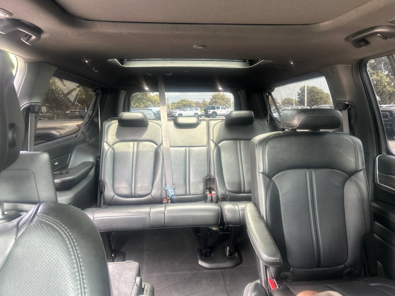 Used 2024 Jeep Wagoneer L Series III w/ Premium Group I AWD/4WD image 15