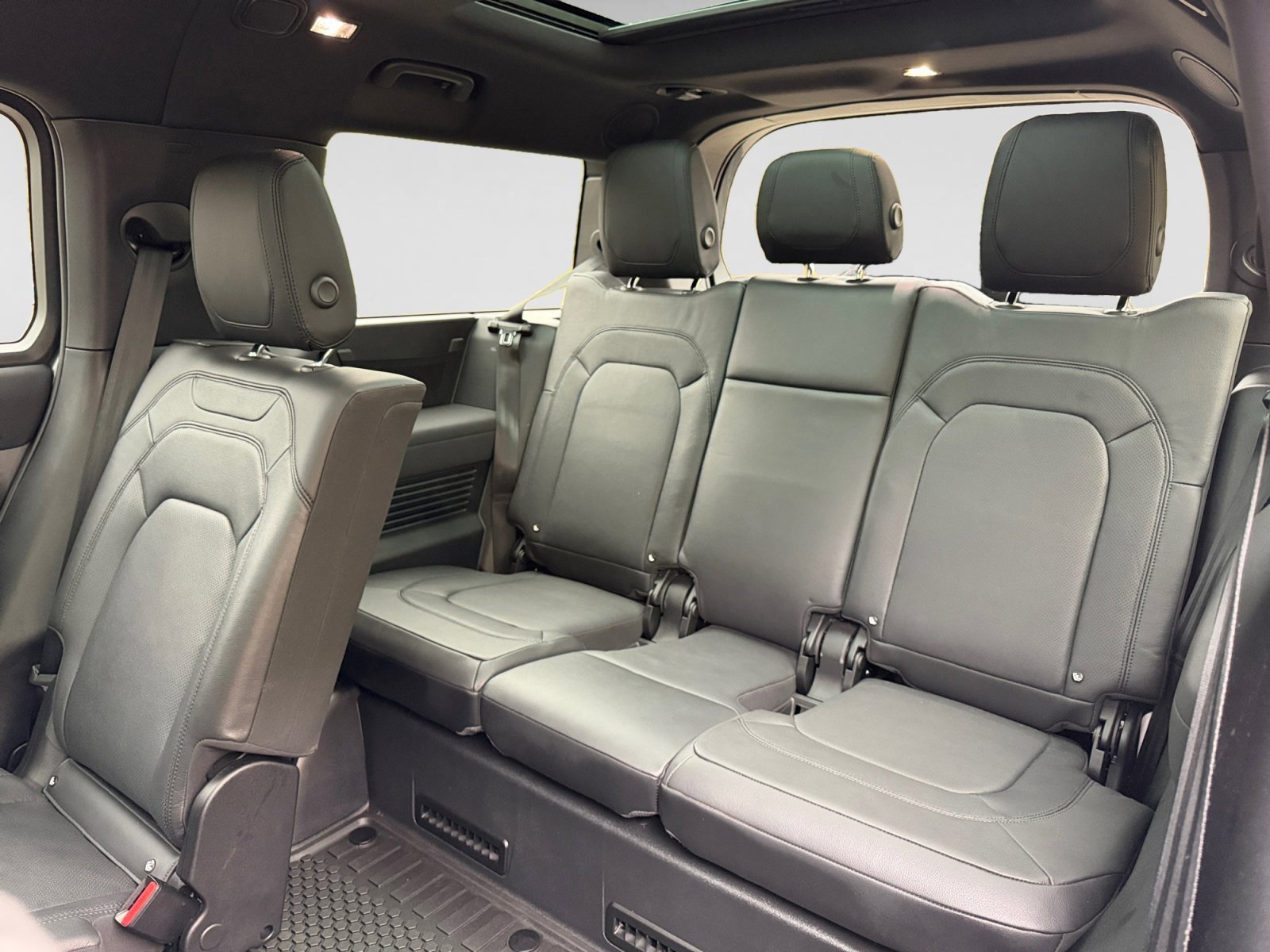 Used 2023 Land Rover Defender 130 SE image 26