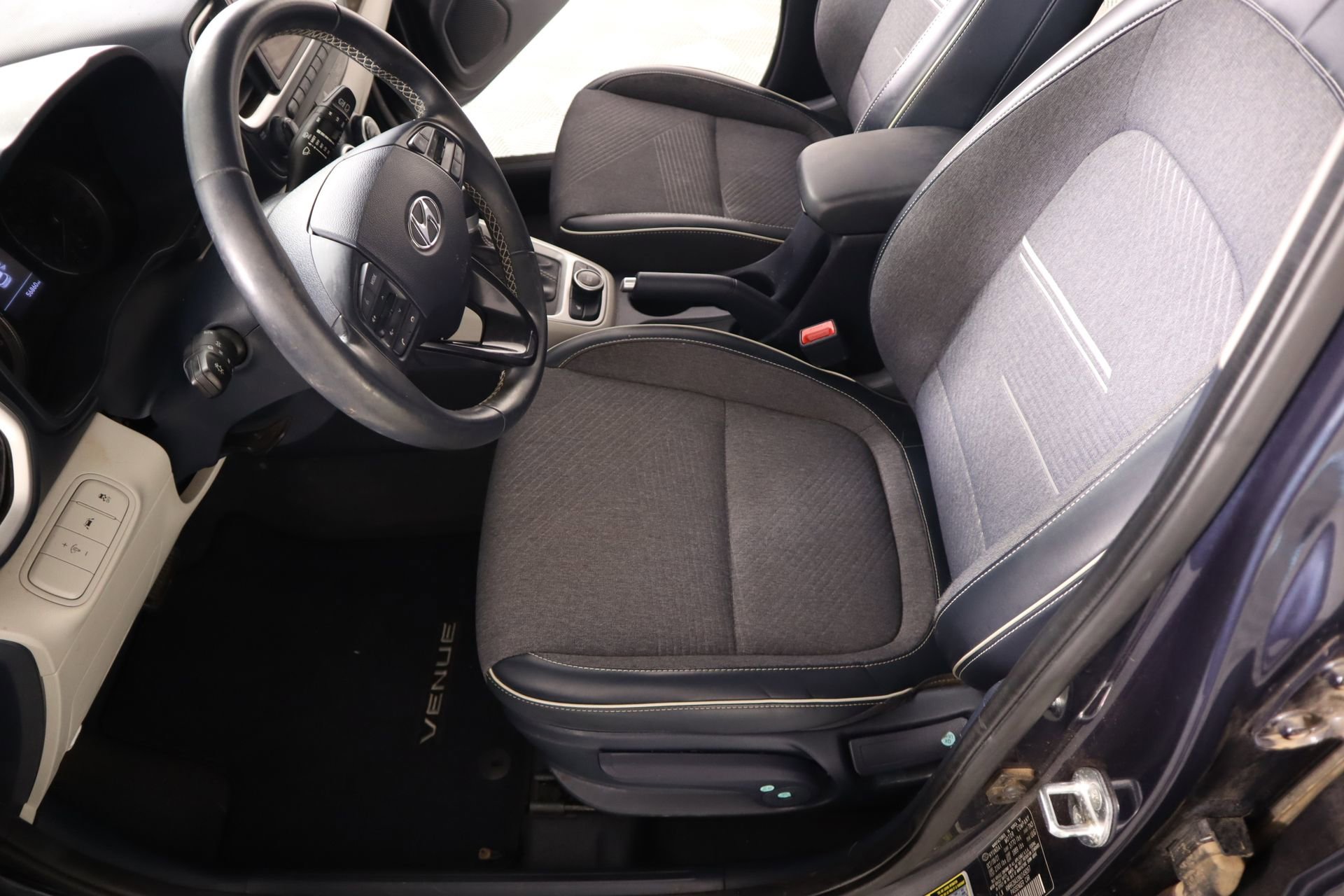 Used 2022 Hyundai Venue Limited image 12