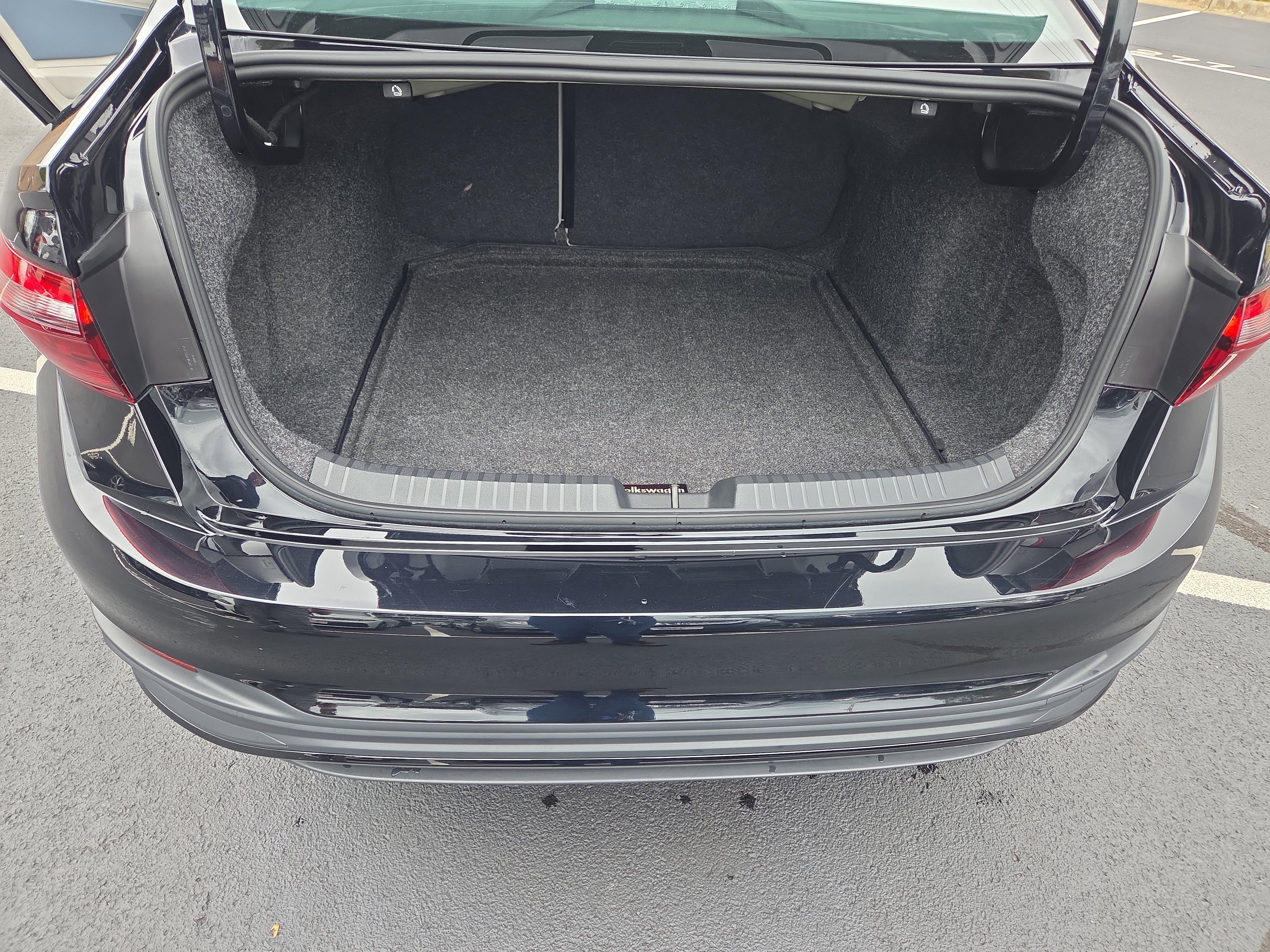 Certified 2025 Volkswagen Jetta SE w/ Sunroof Package image 26