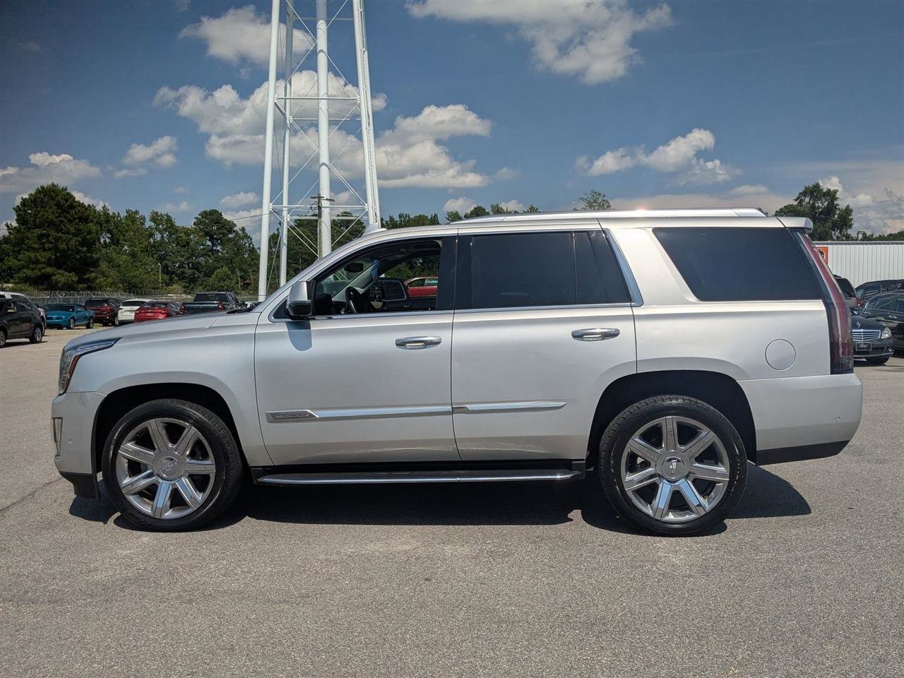 Used 2017 Cadillac Escalade Luxury AWD/4WD image 2