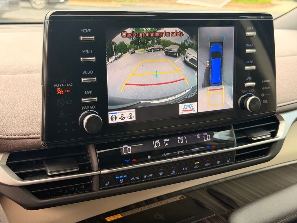 Certified 2024 Toyota Sienna Platinum FWD image 33
