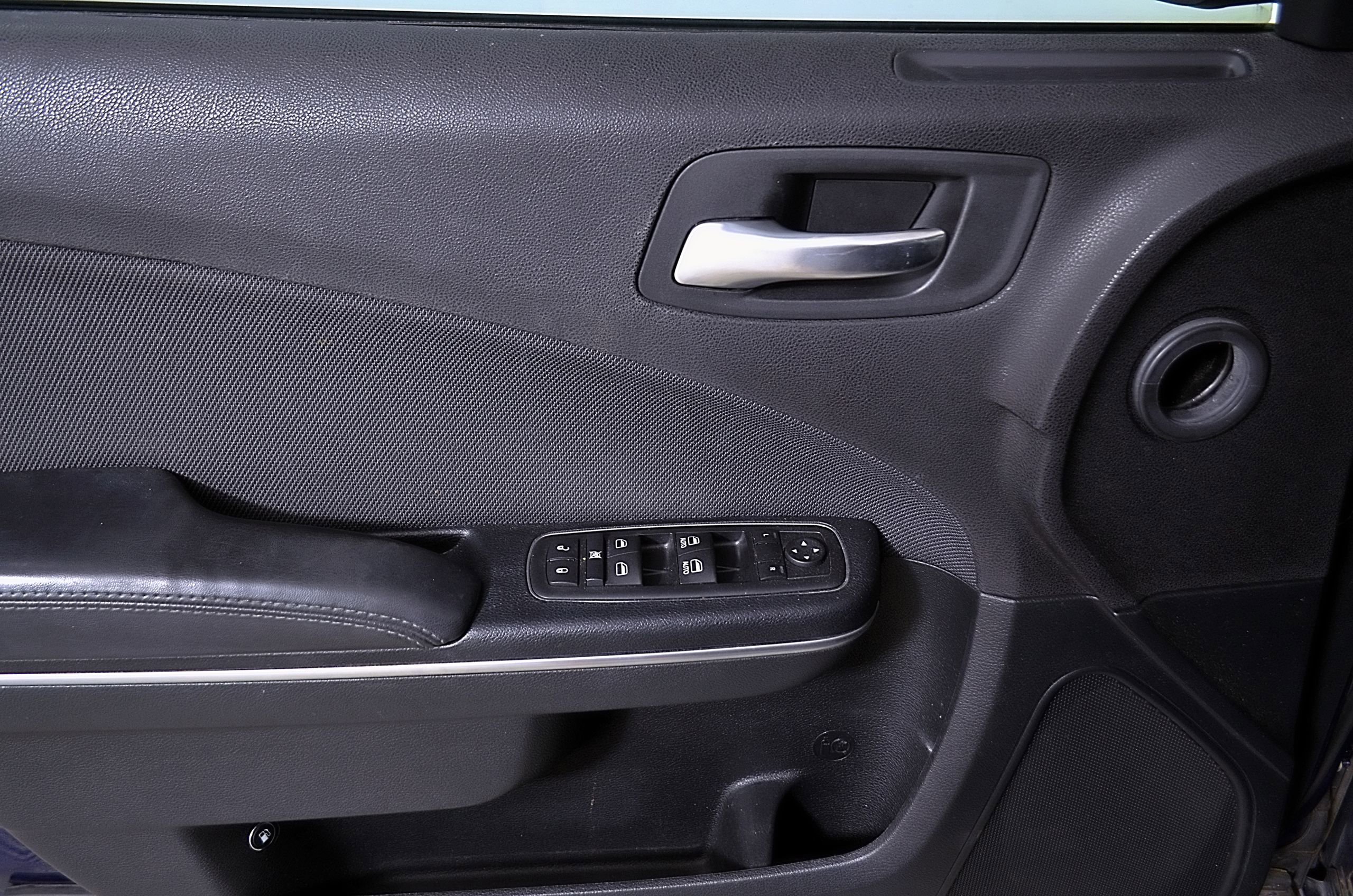 Used 2016 Dodge Charger SE RWD image 18