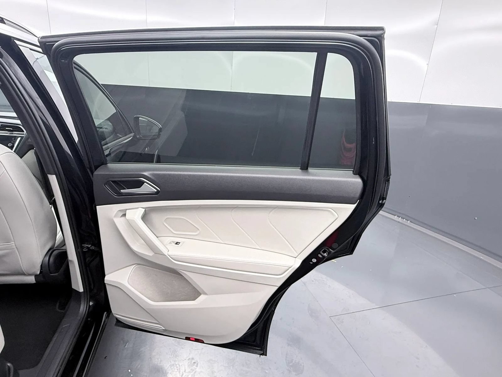 Used 2023 Volkswagen Tiguan SE R-Line AWD/4WD image 13