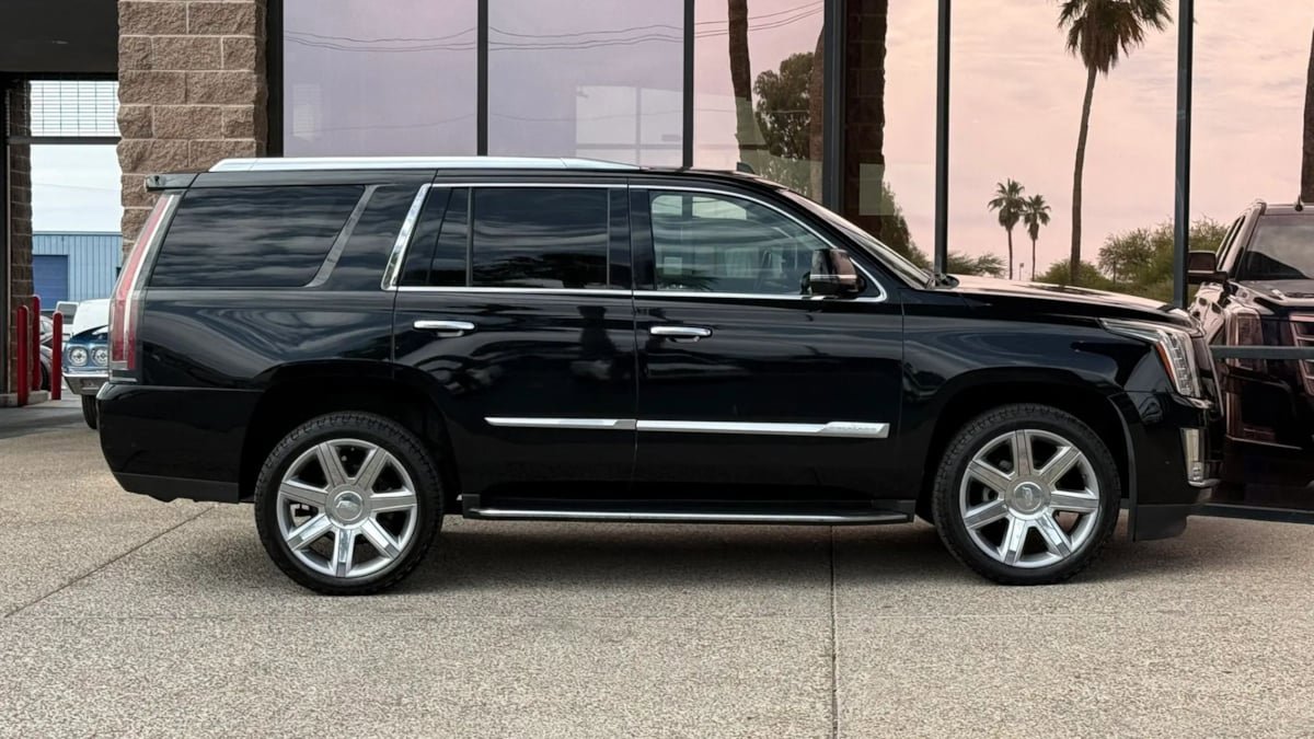Used 2018 Cadillac Escalade Luxury AWD/4WD image 14