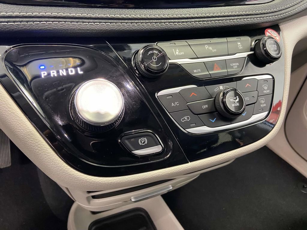 Used 2024 Chrysler Pacifica Select image 24