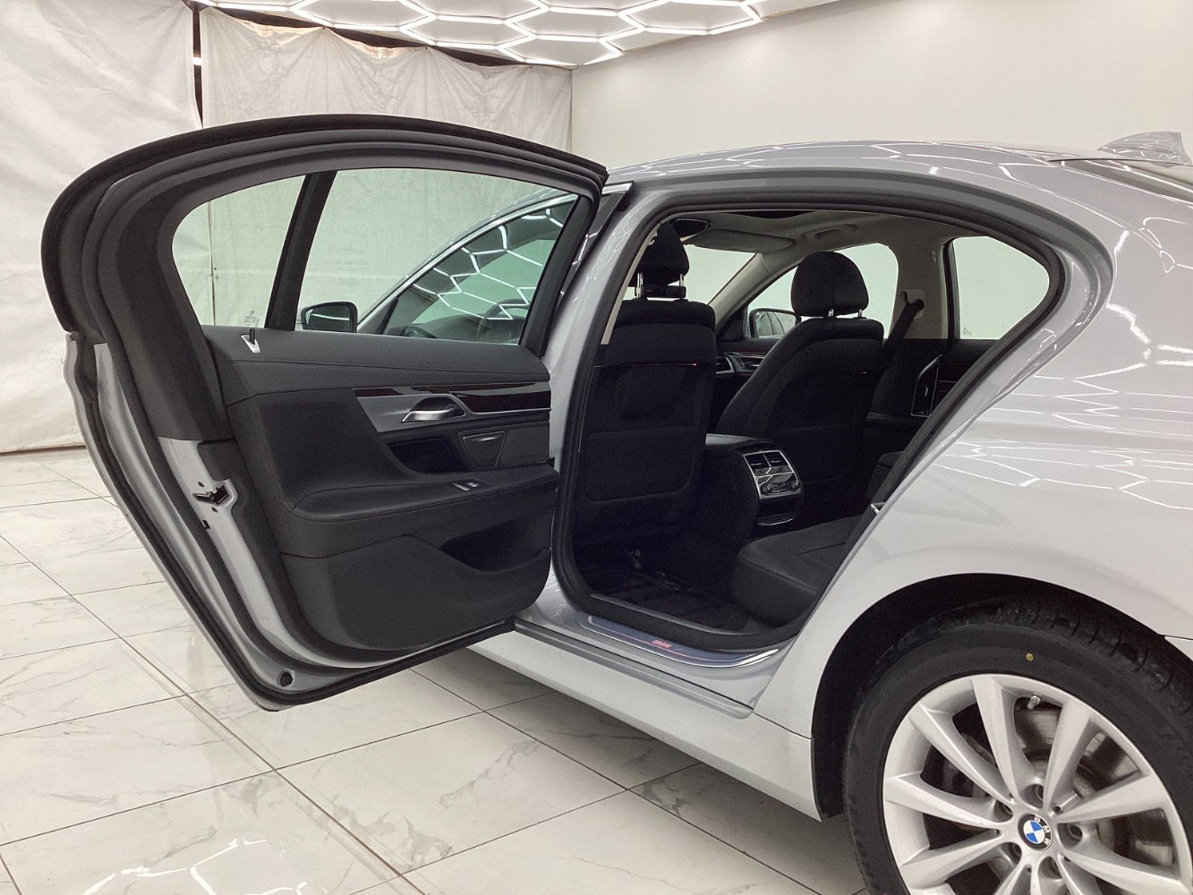 Used 2019 BMW 740i xDrive image 22