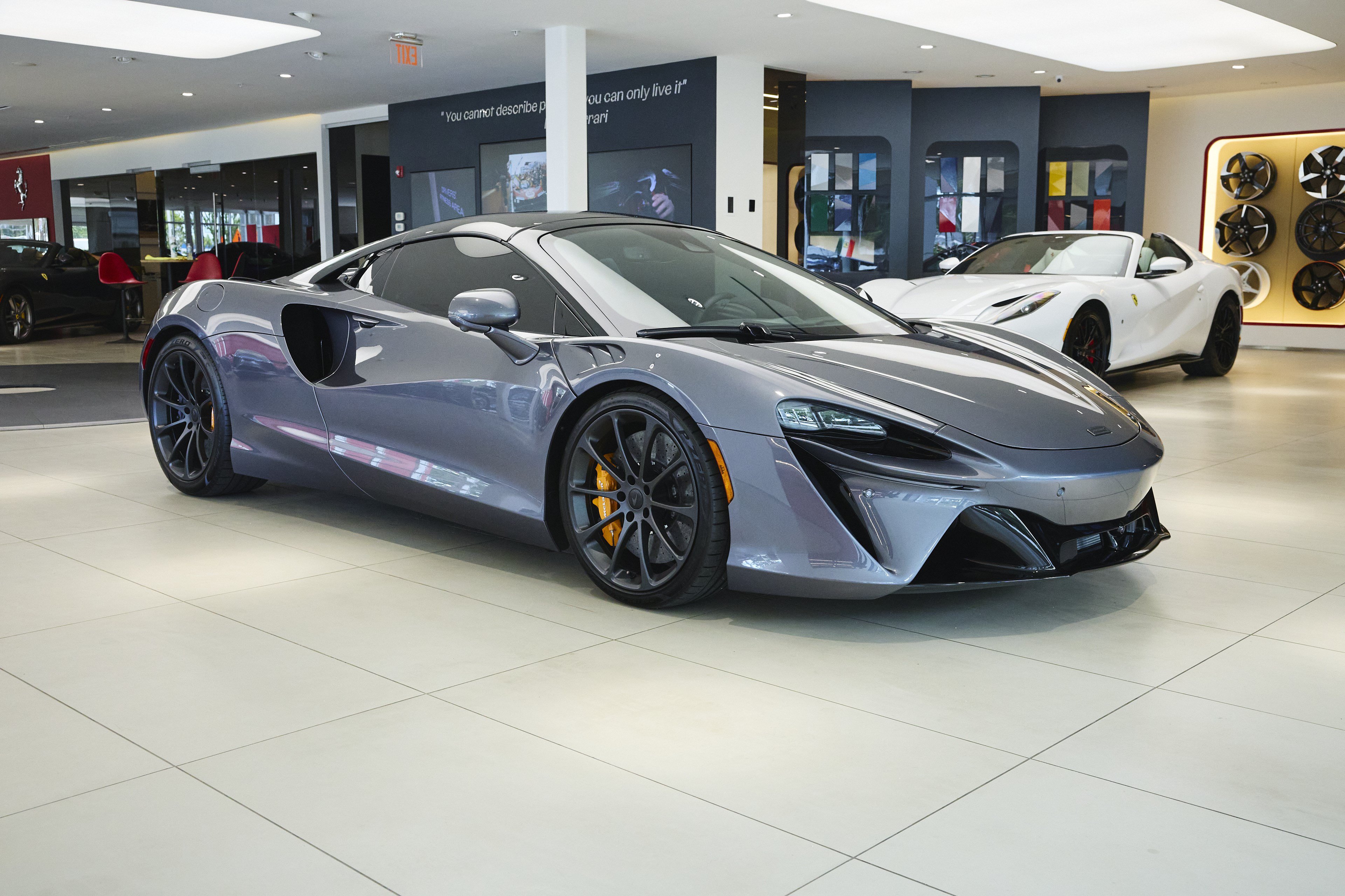 Used 2025 McLaren Artura Spider RWD image 44