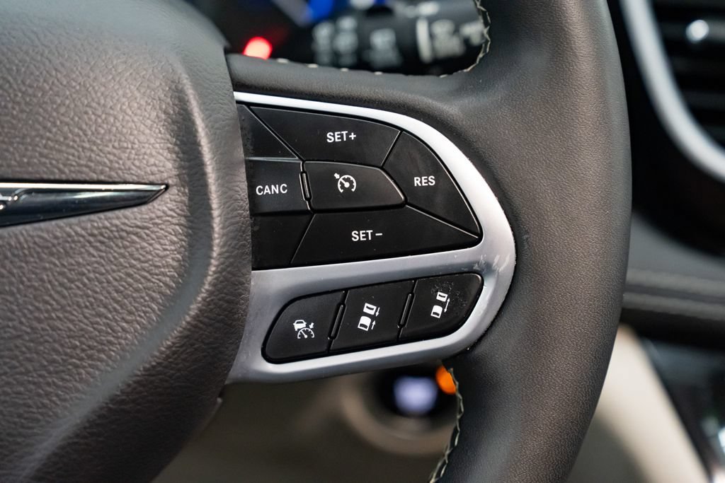 Used 2023 Chrysler Pacifica Limited FWD image 16