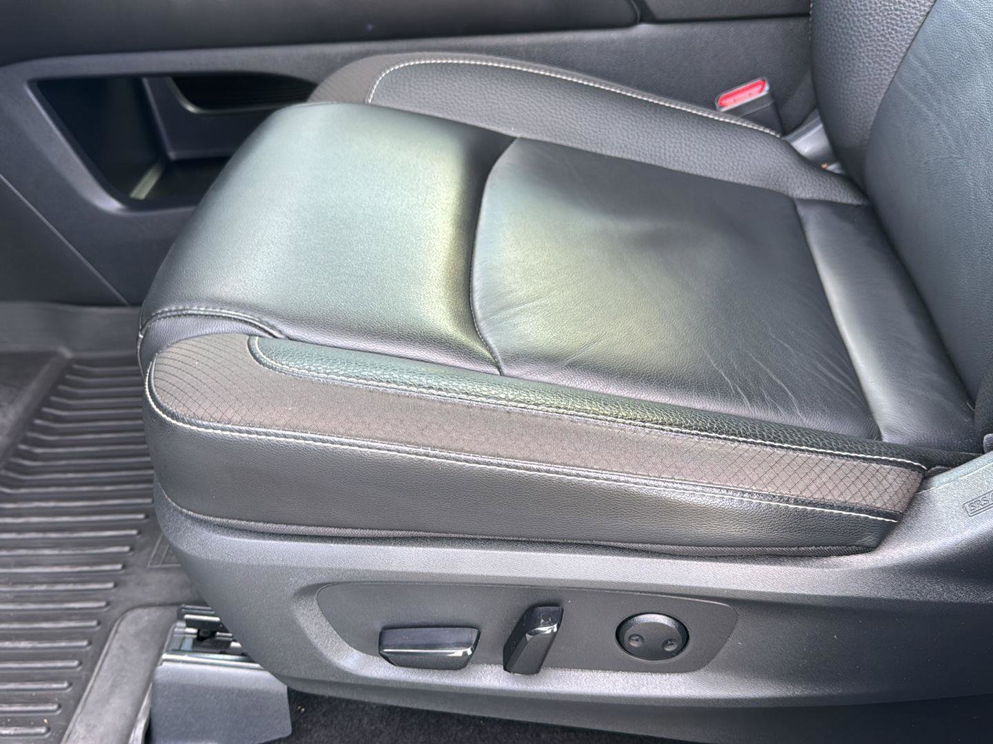 Used 2024 Nissan Pathfinder SL image 27