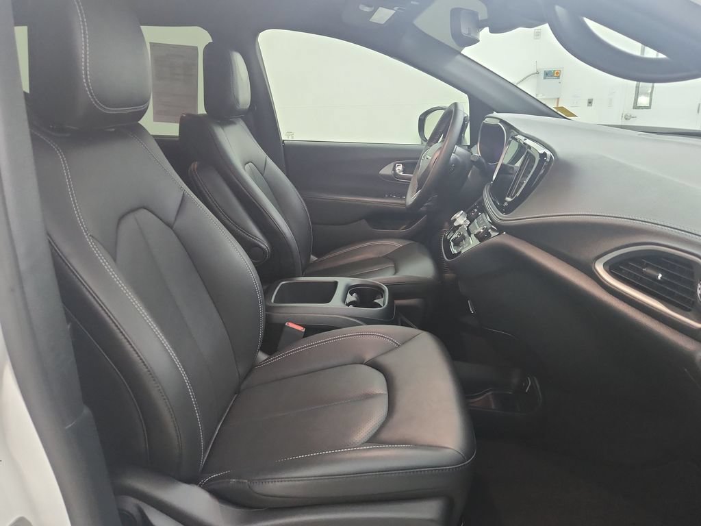 Used 2025 Chrysler Pacifica Select AWD/4WD image 37