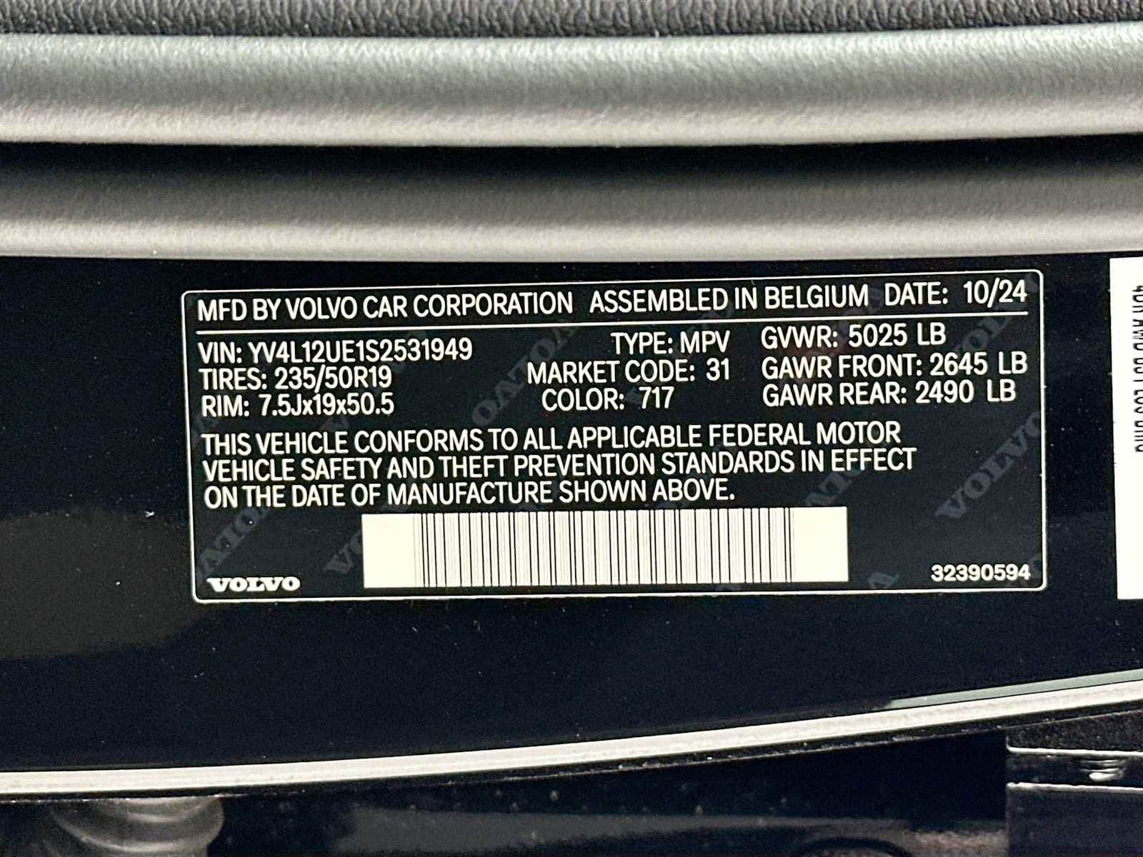 Certified 2025 Volvo XC40 B5 Plus w/ Protection Package Premier image 30