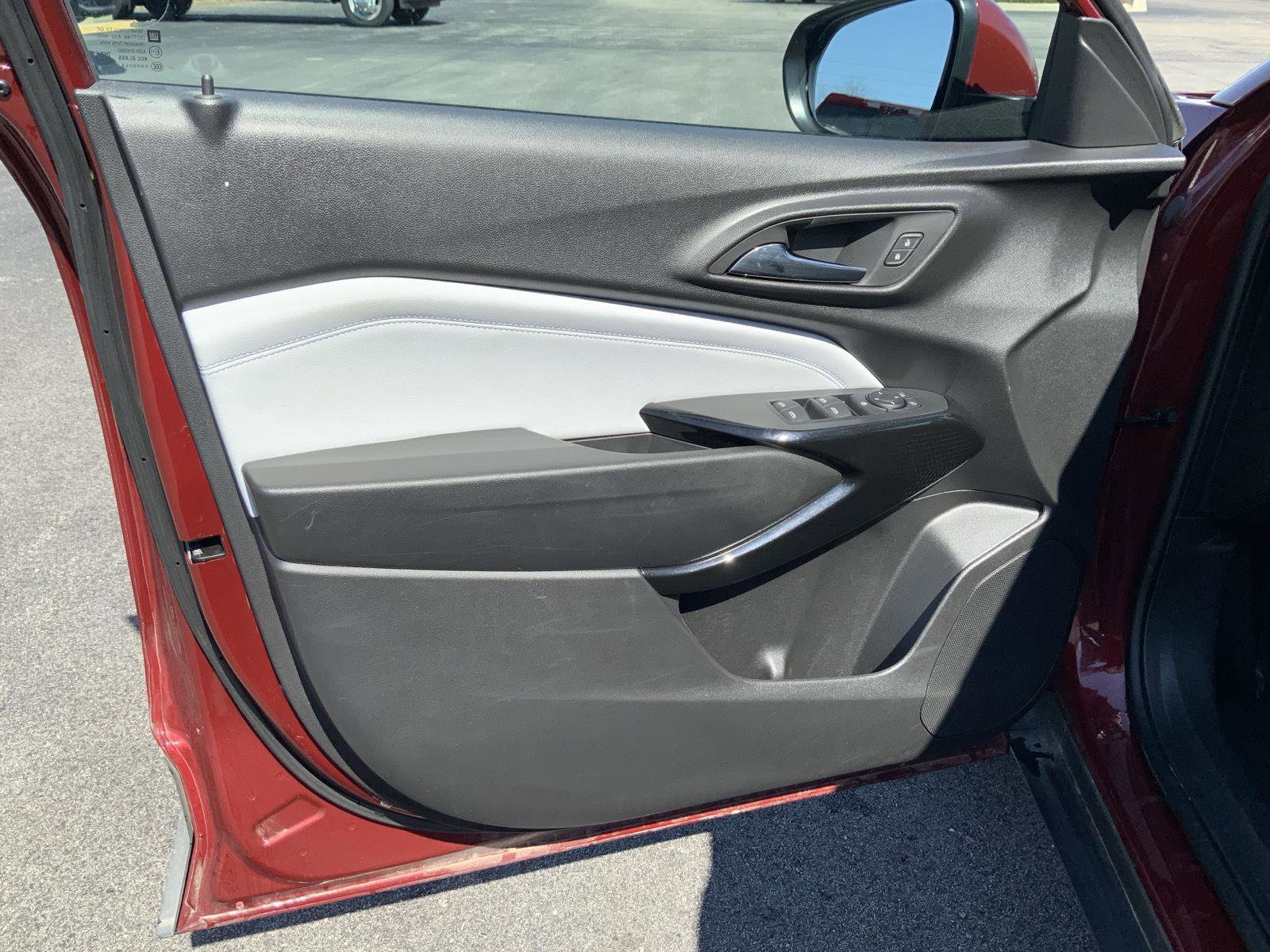 Used 2025 Chevrolet Trax LT w/ LT Convenience Package image 21