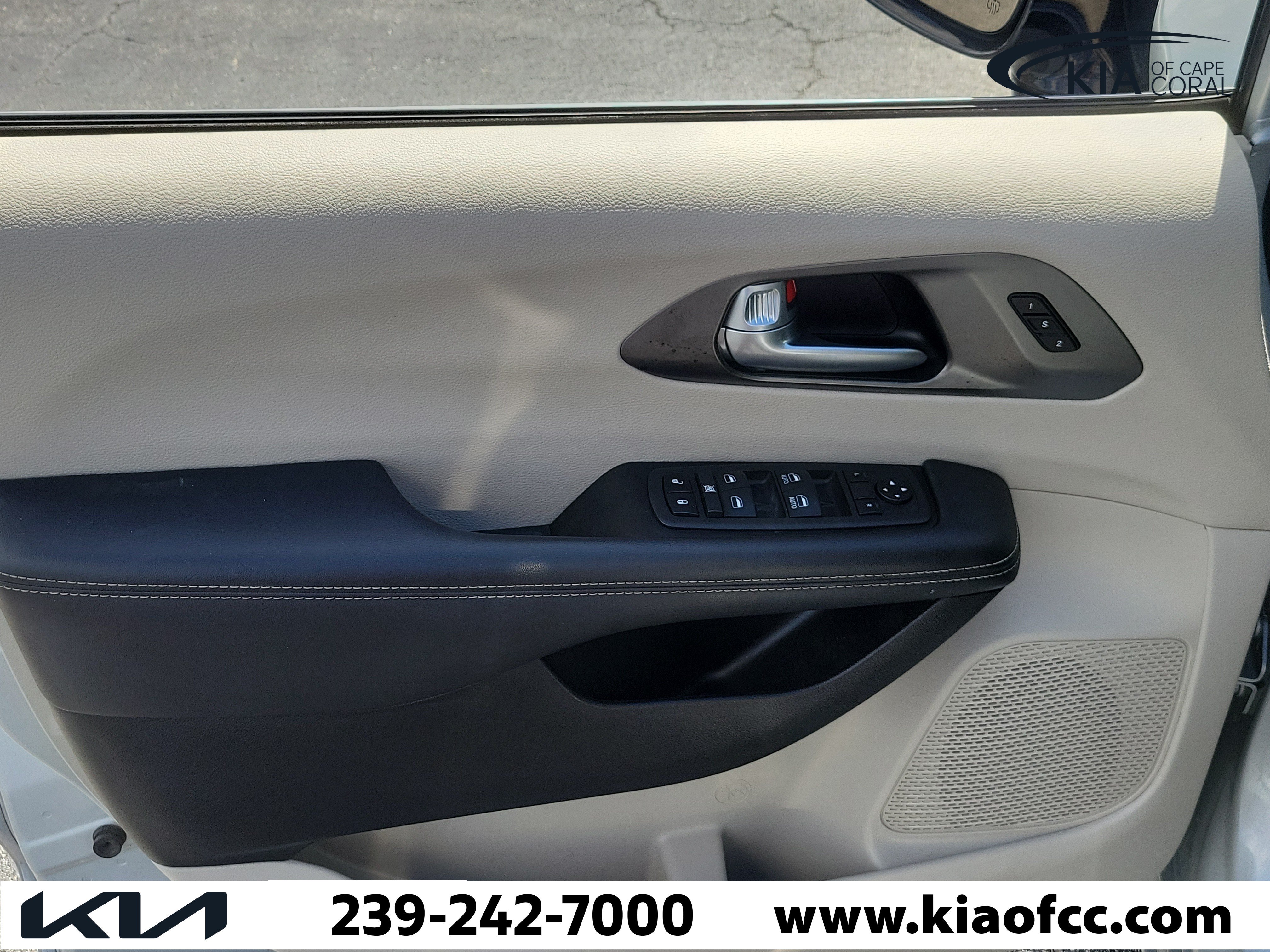 Used 2024 Chrysler Pacifica Touring-L FWD image 23