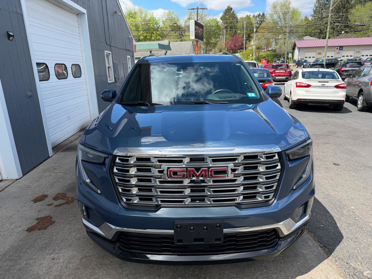Used 2025 GMC Acadia Denali AWD/4WD image 2