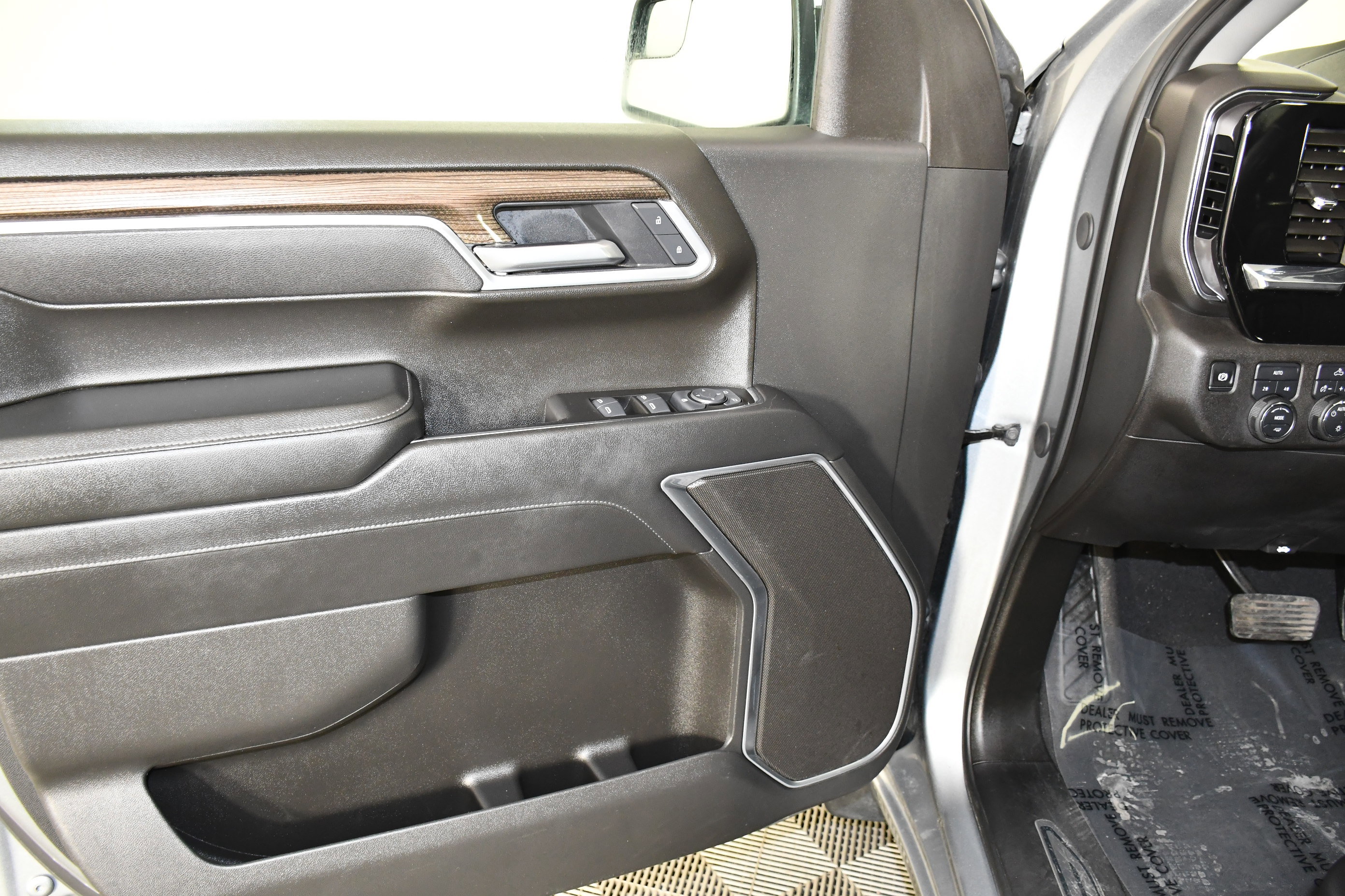 Used 2025 Chevrolet Silverado 1500 LT image 38