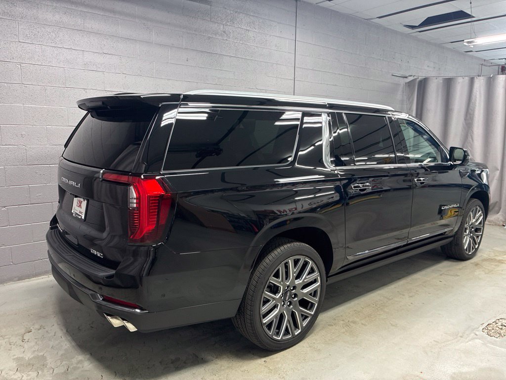 Used 2026 GMC Yukon XL Denali Ultimate w/ LPO, Floor Liner Package AWD/4WD image 2