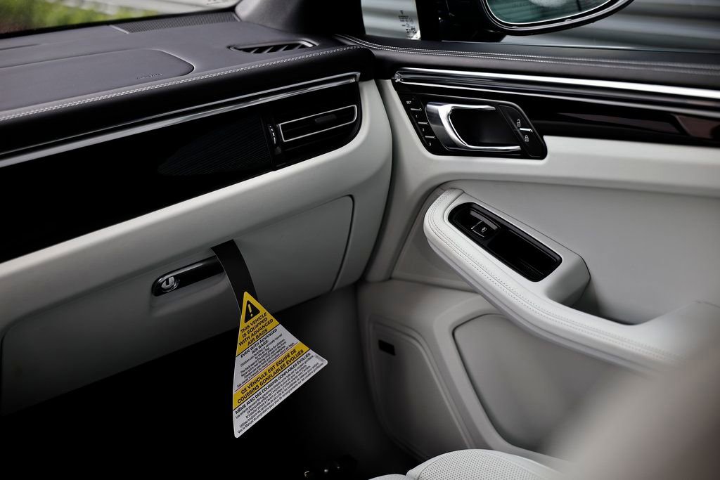 Certified 2026 Porsche Macan image 33