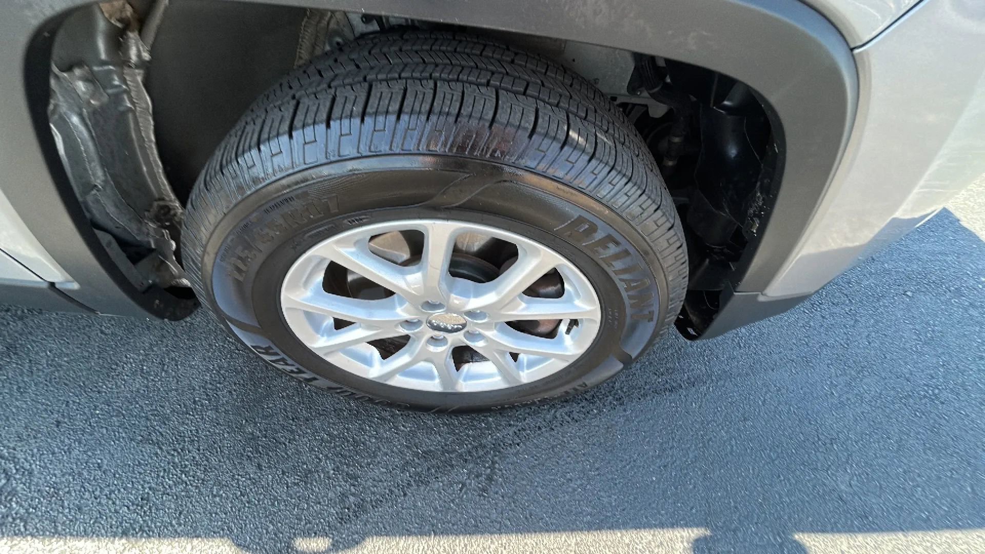 Used 2015 Jeep Cherokee Latitude w/ Cold Weather Group AWD/4WD image 38
