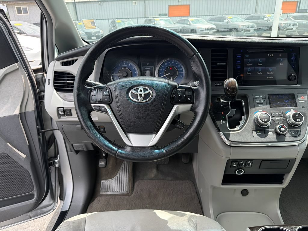 Used 2015 Toyota Sienna XLE FWD image 13