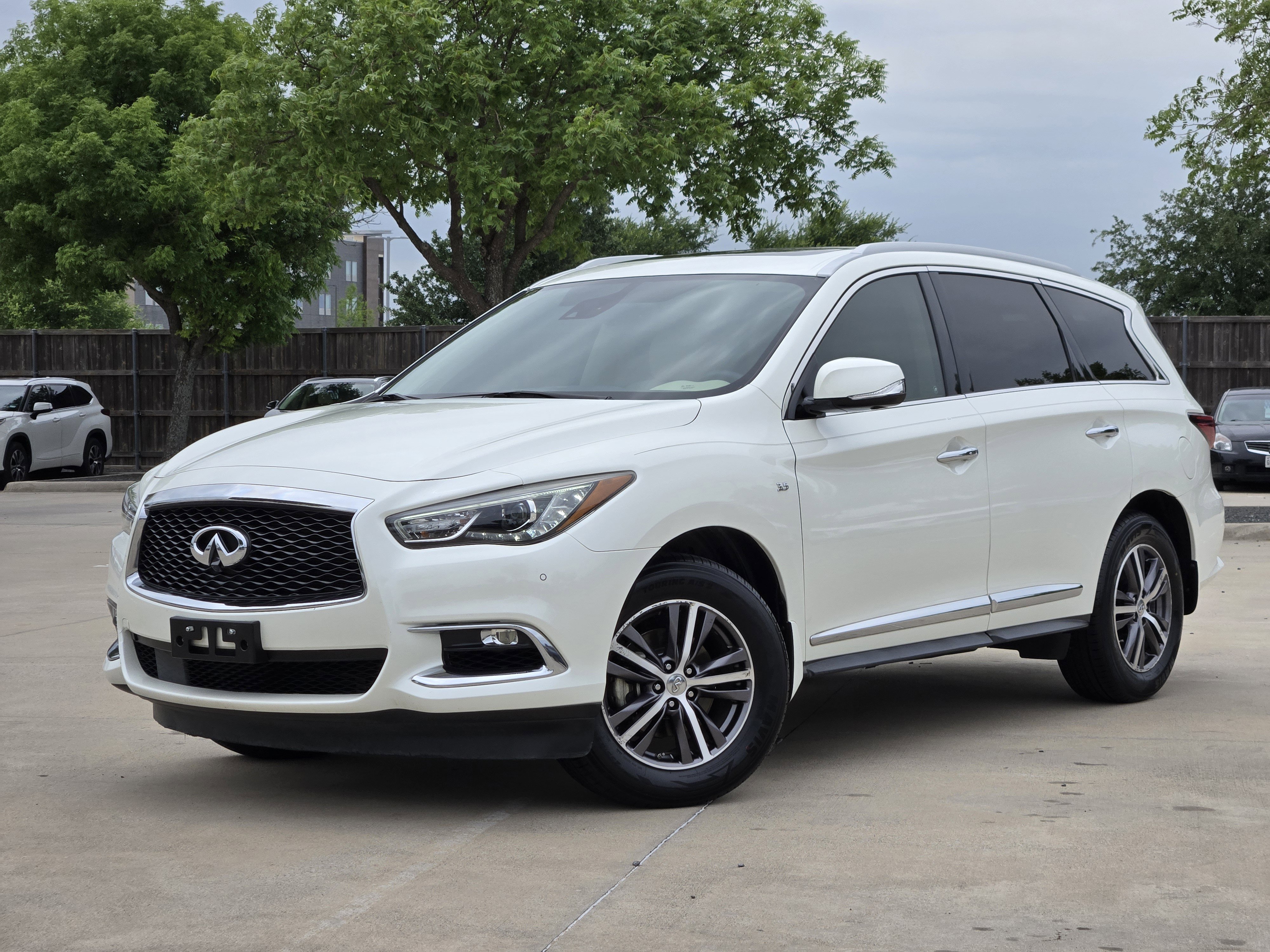 Used 2019 INFINITI QX60 Luxe w/ Essential Package FWD image 1