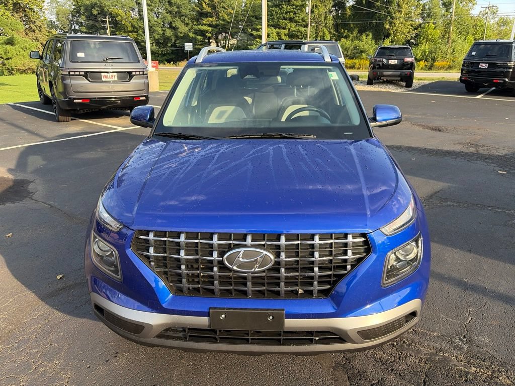 Used 2025 Hyundai Venue SEL FWD image 3