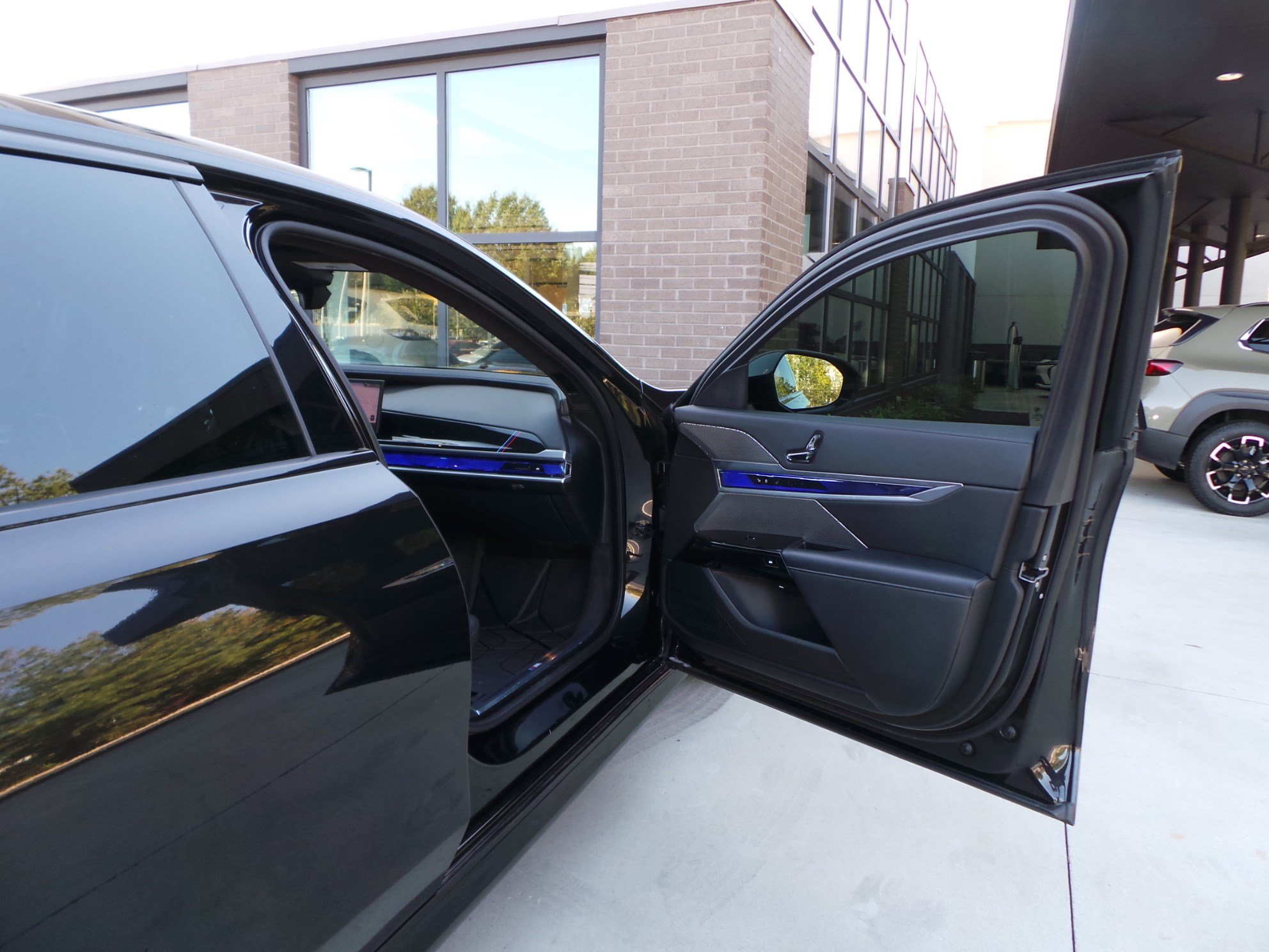 Used 2024 BMW 750e xDrive w/ Executive Package AWD/4WD image 41