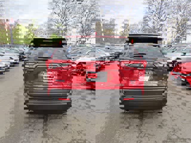 Used 2022 Toyota RAV4 XLE w/ Convenience Package image 5