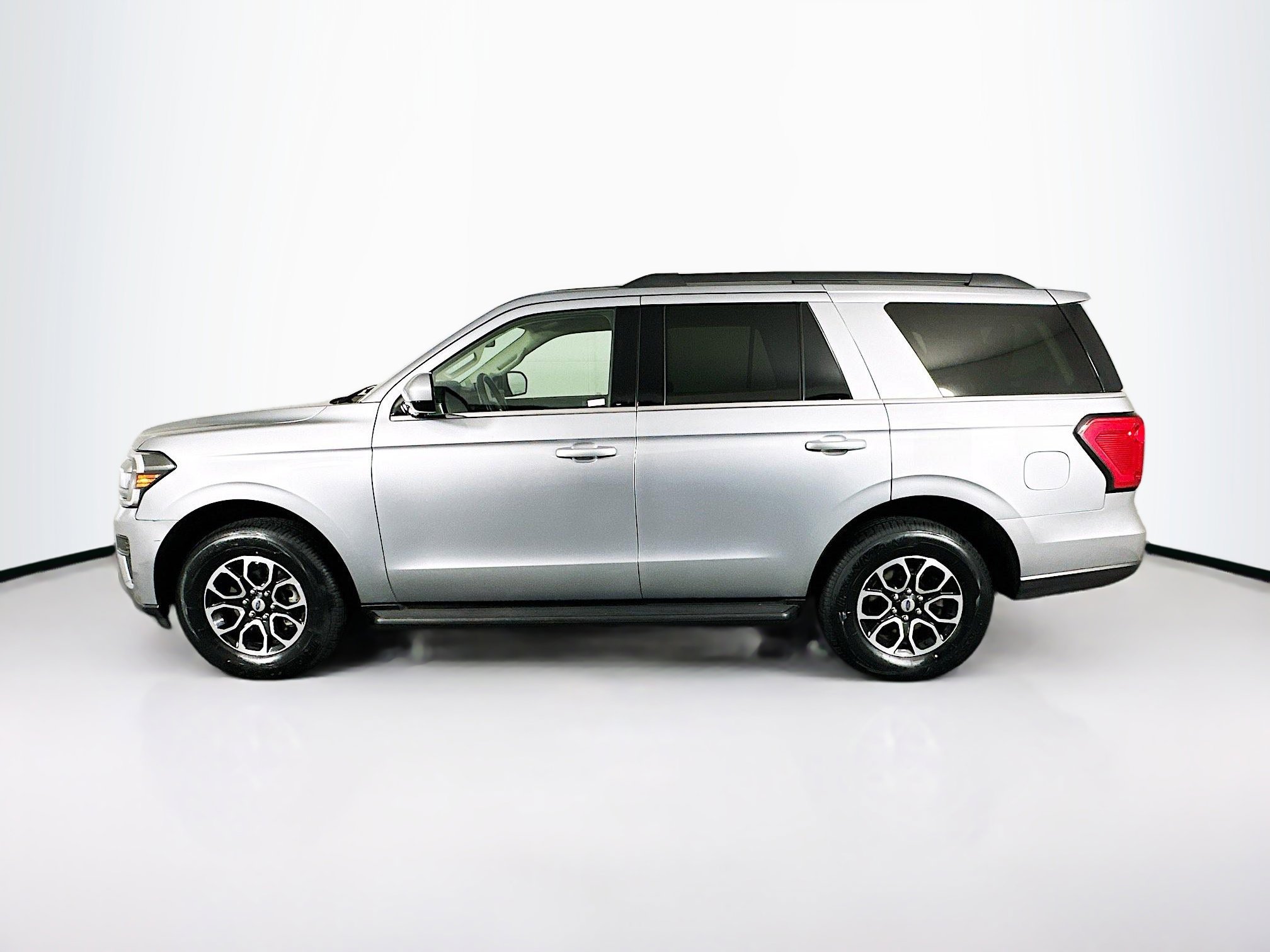 Used 2024 Ford Expedition XLT image 4