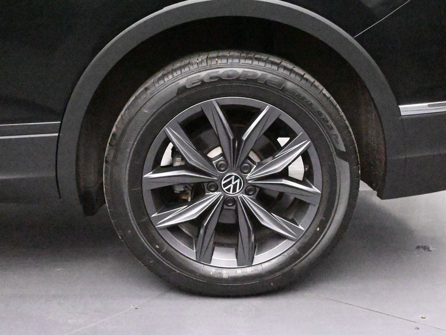 Certified 2022 Volkswagen Tiguan SE w/ Panoramic Sunroof Package AWD/4WD image 10