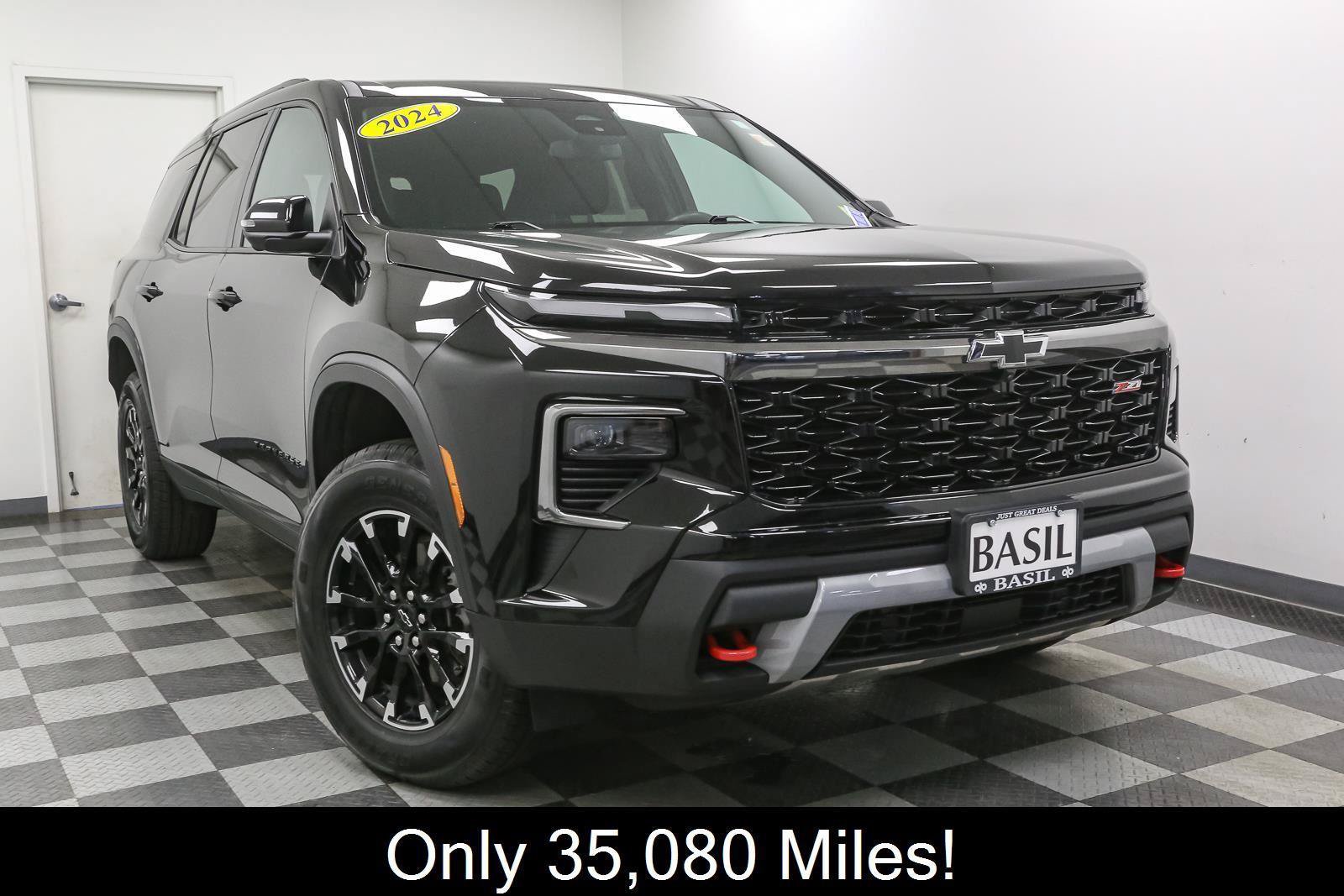 Used 2024 Chevrolet Traverse Z71 AWD/4WD image 2