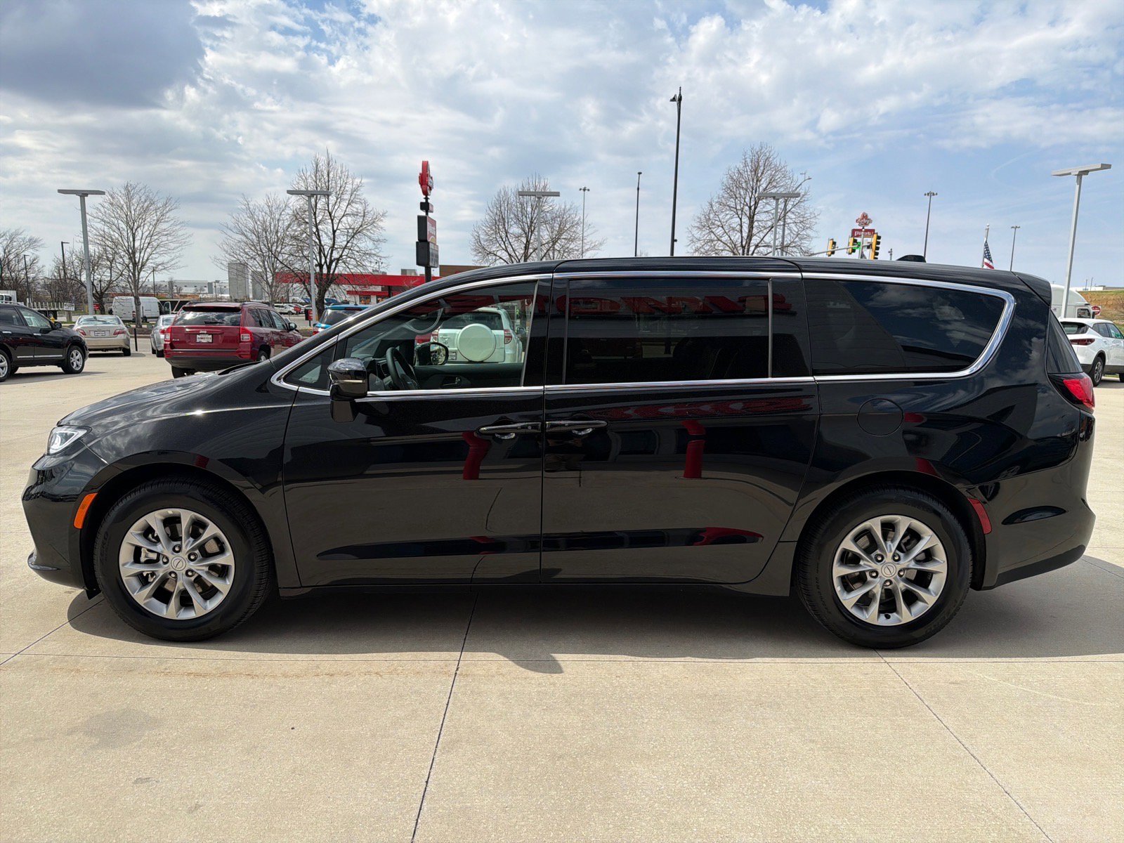Used 2026 Chrysler Pacifica Limited image 5