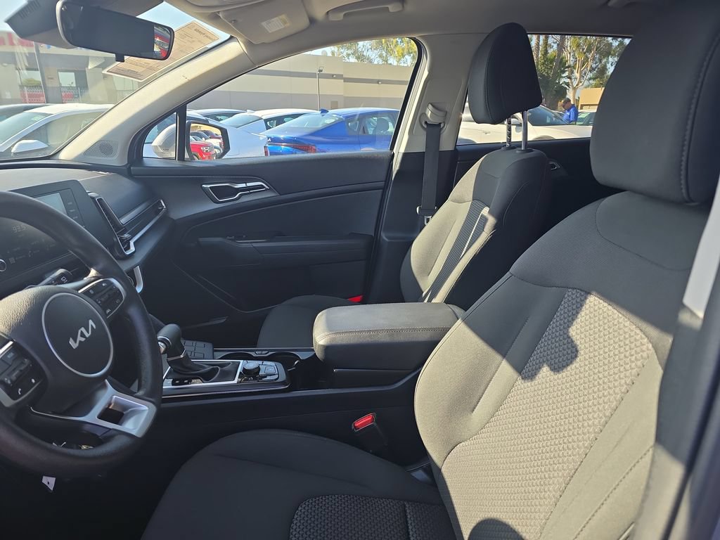 Used 2025 Kia Sportage LX FWD image 9